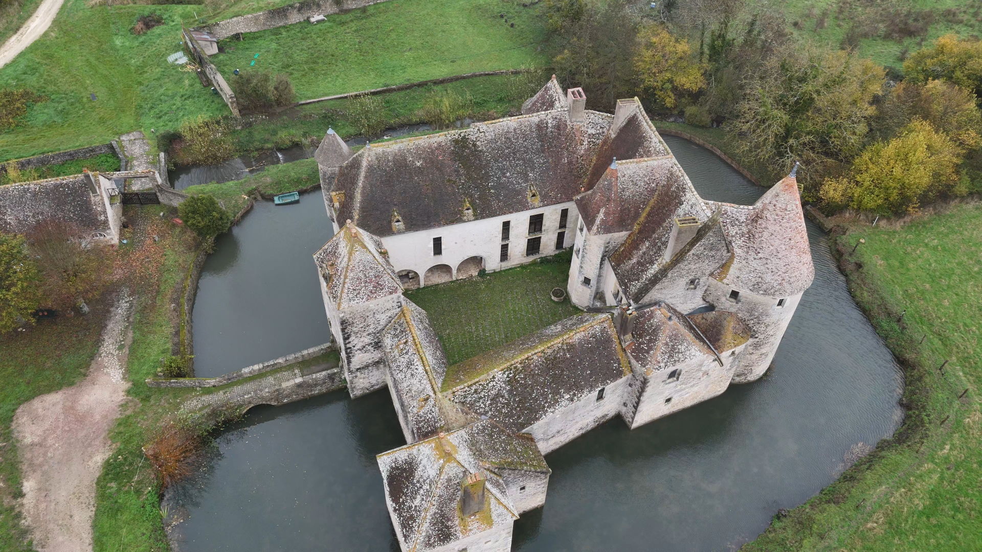 Journée pêche dans les douves d’un château 