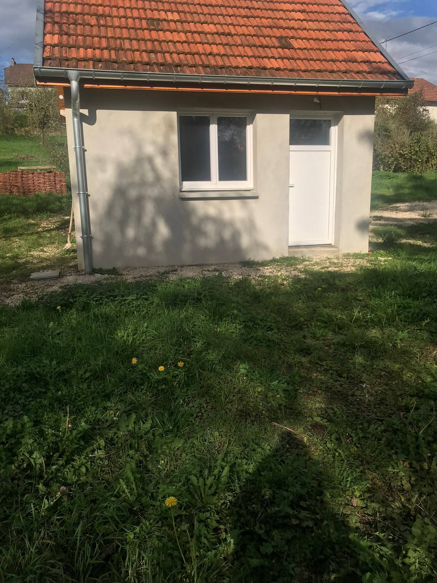 Petite maisonnette toute rénovée avec étang privé 