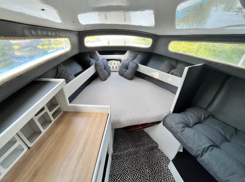 Bateau sur un étang avec ses 3 couchages 