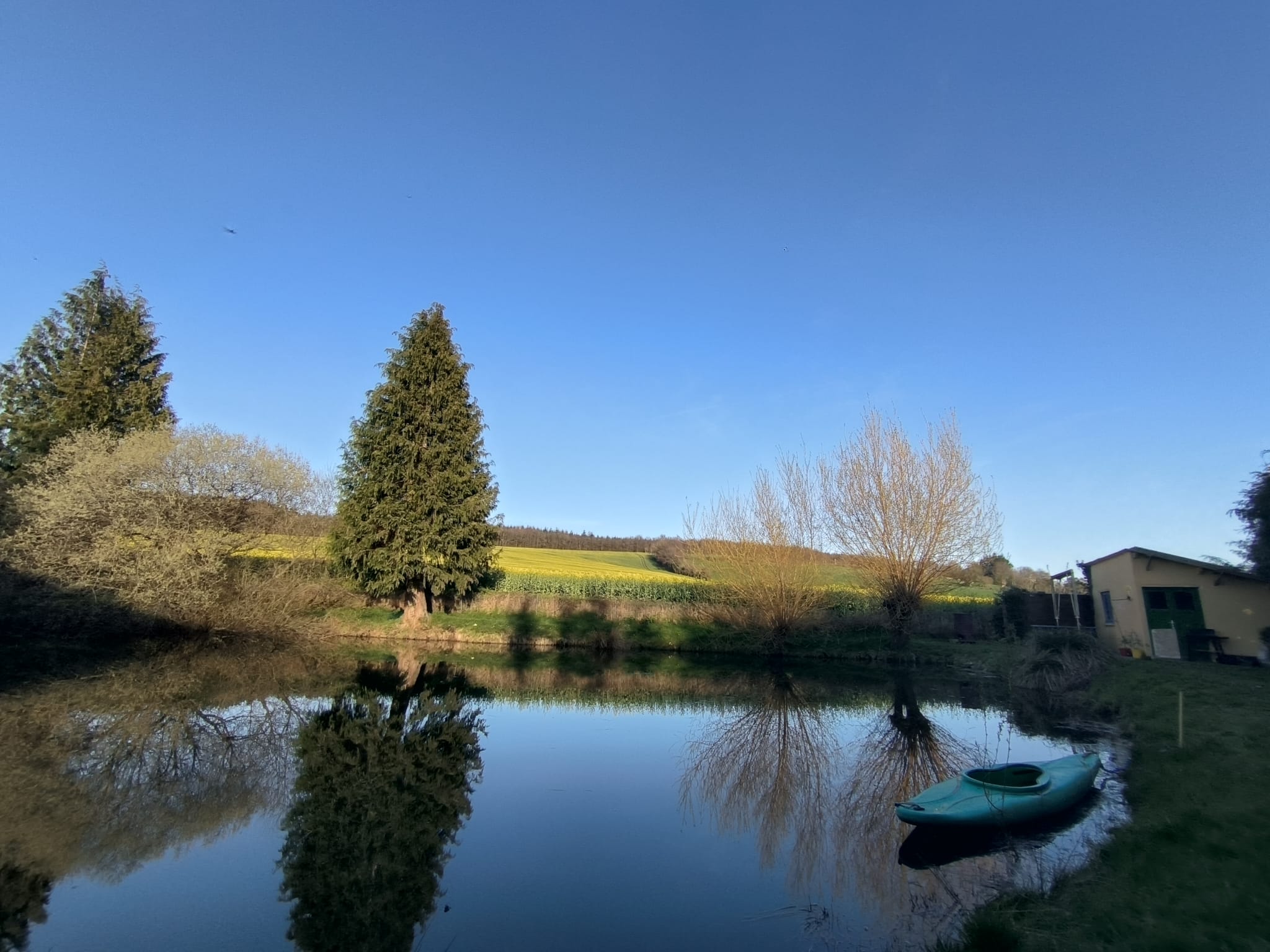 Etang de pêche clos avec petit air de jeux