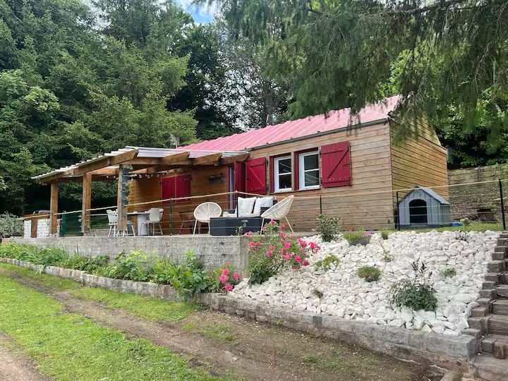Chalet familial avec étang privé et grand jardin en Auvergne 