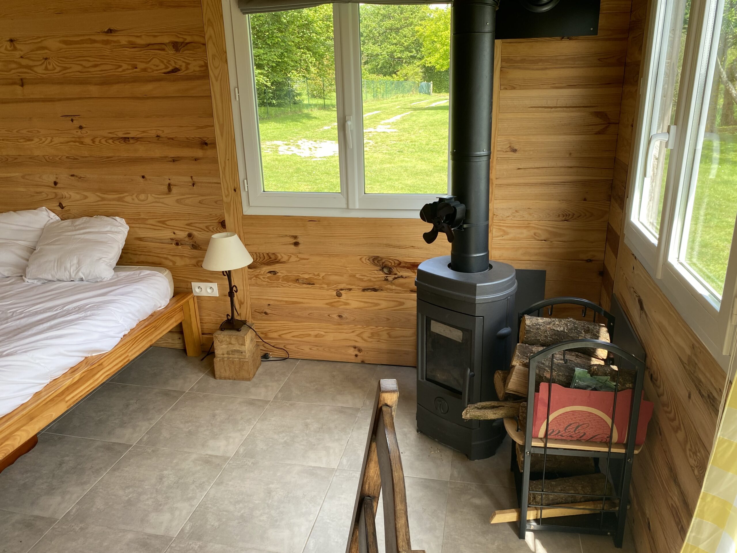 Chalet autonome avec vue sur jardin et étang privé 