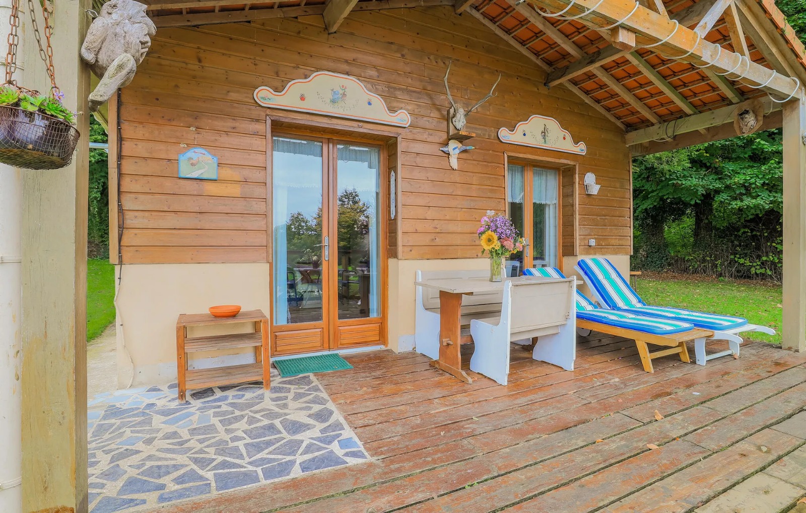 Chalet avec sa terrasse devant deux étangs 