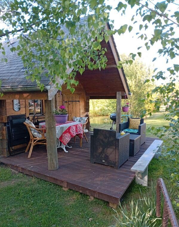 Cabane insolite au bord d’un étang à la campagne 