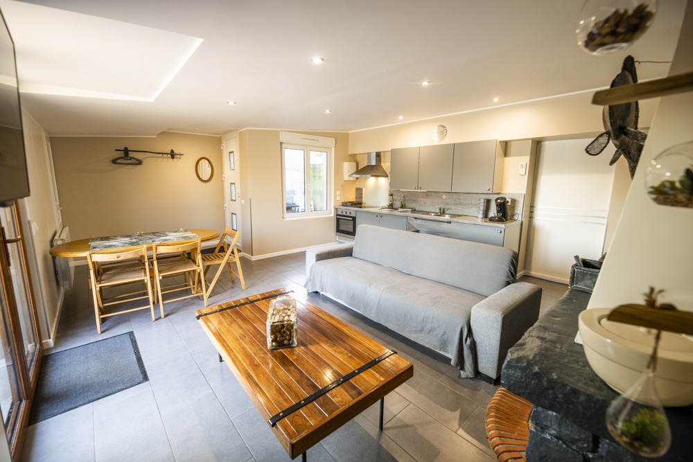 Maison rénovée en bord d’un étang dans un domaine insolite 