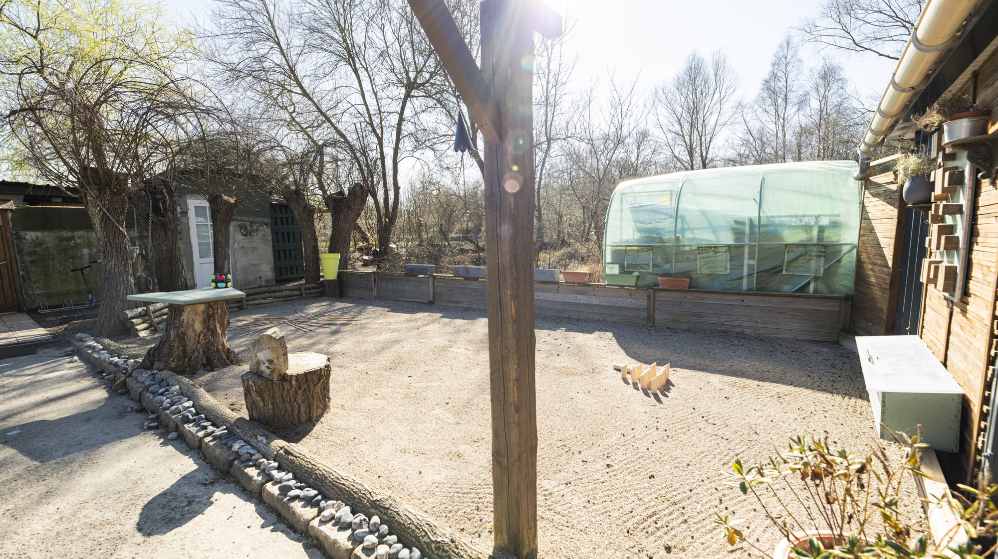 Maison rénovée en bord d’un étang dans un domaine insolite 
