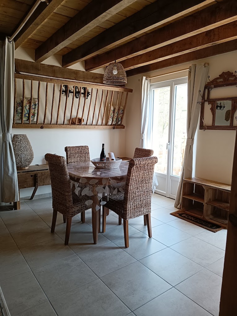 Gîte PMR avec son étang et son spa (l’été) 