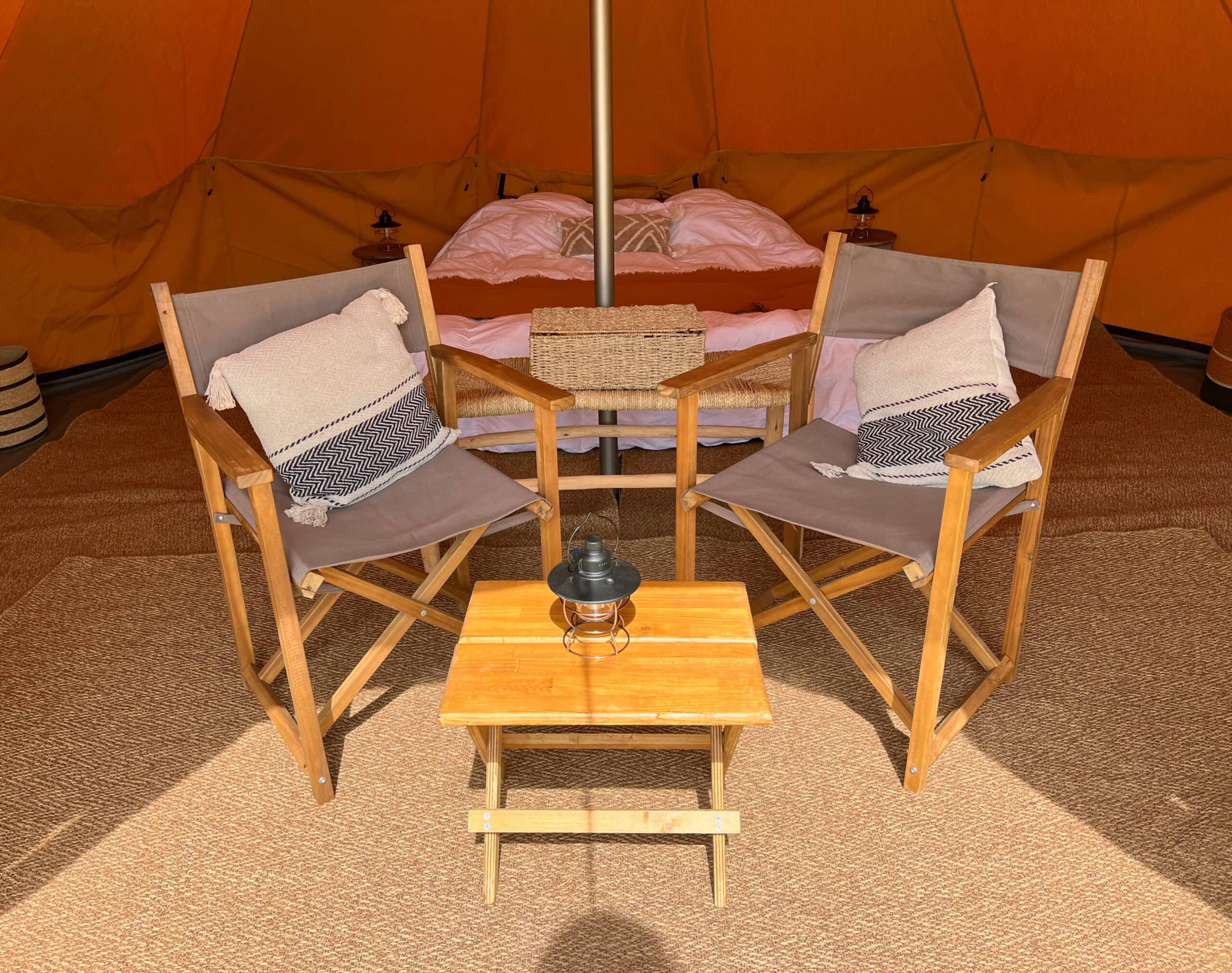 Etang avec 2 tentes 4 couchages de glamping 