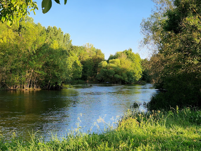 Chambres d’hôtes au bord de la rivière avec un étang privé 