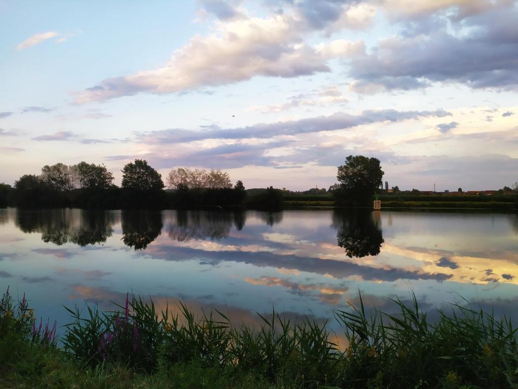 Maison flottante sur un canal pour la pêche 