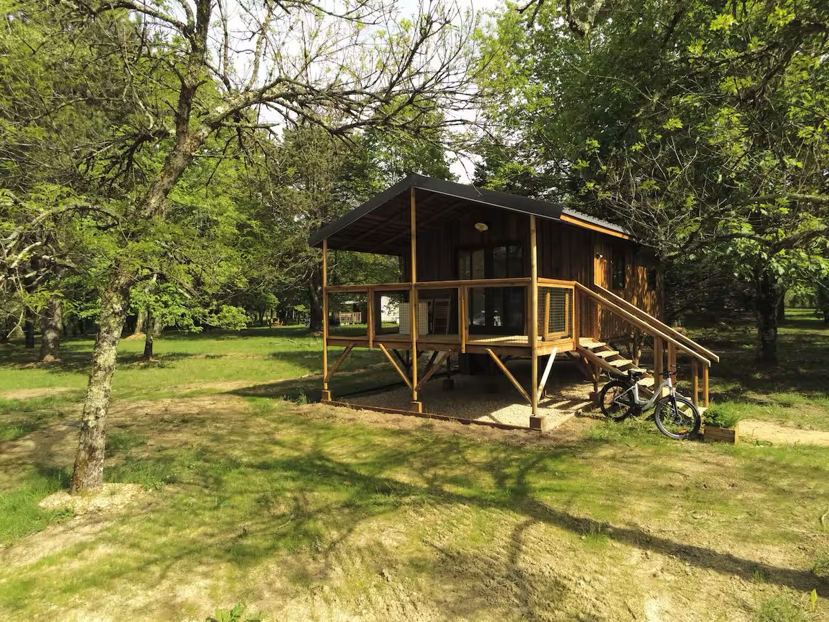 Chalet sur pilotis pour 4 personnes avec étang privé 