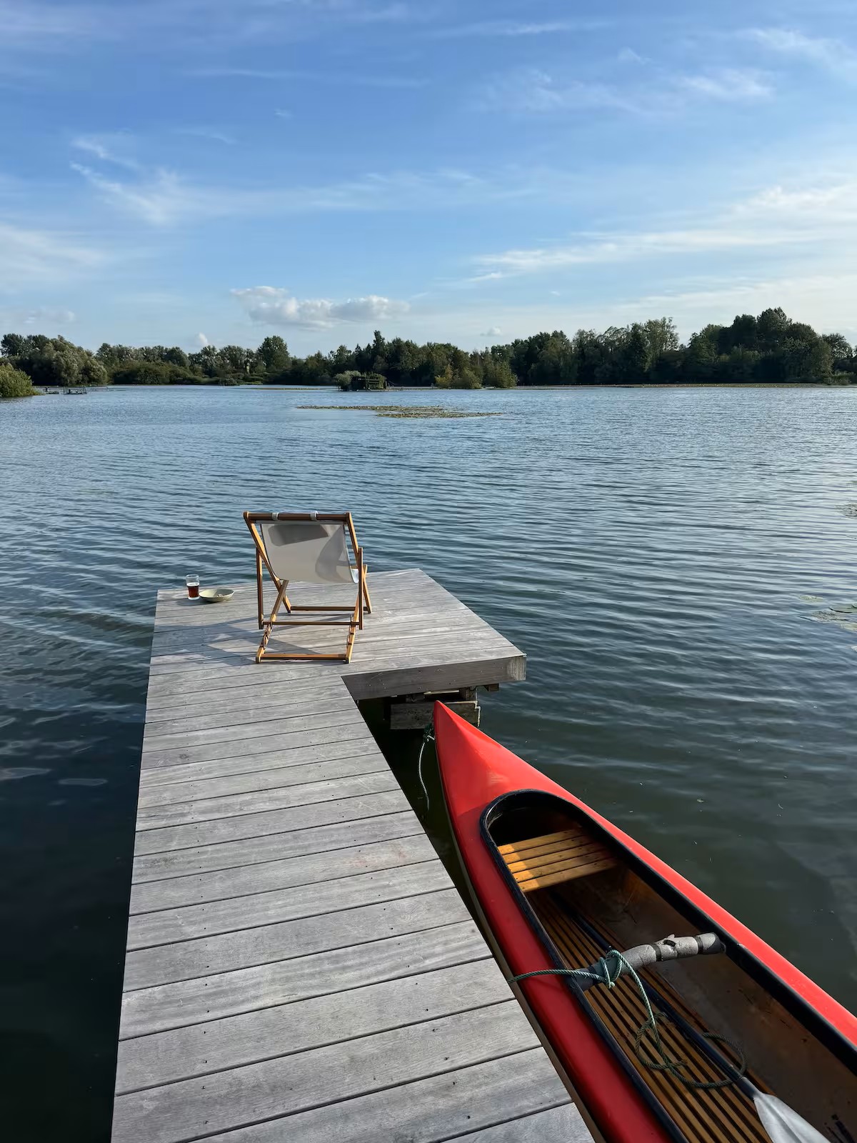 Maison au bord d’un lac avec canoé et barbecue en plein air 