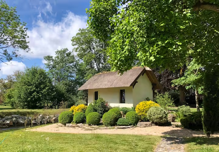 Maisonnette normande à l’orée de la rivière 