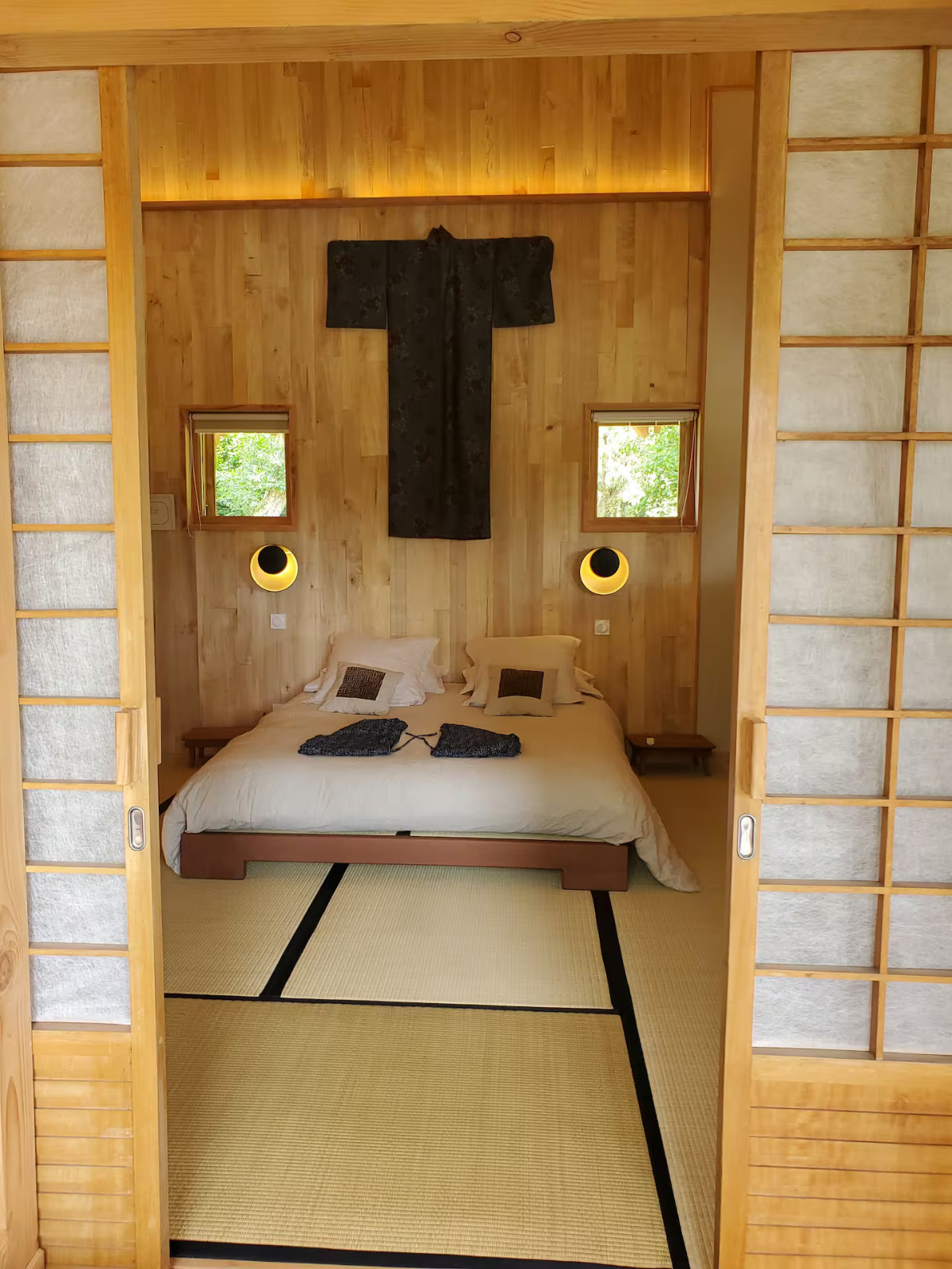 Un pavillon asiatique au bord d’un étang privé