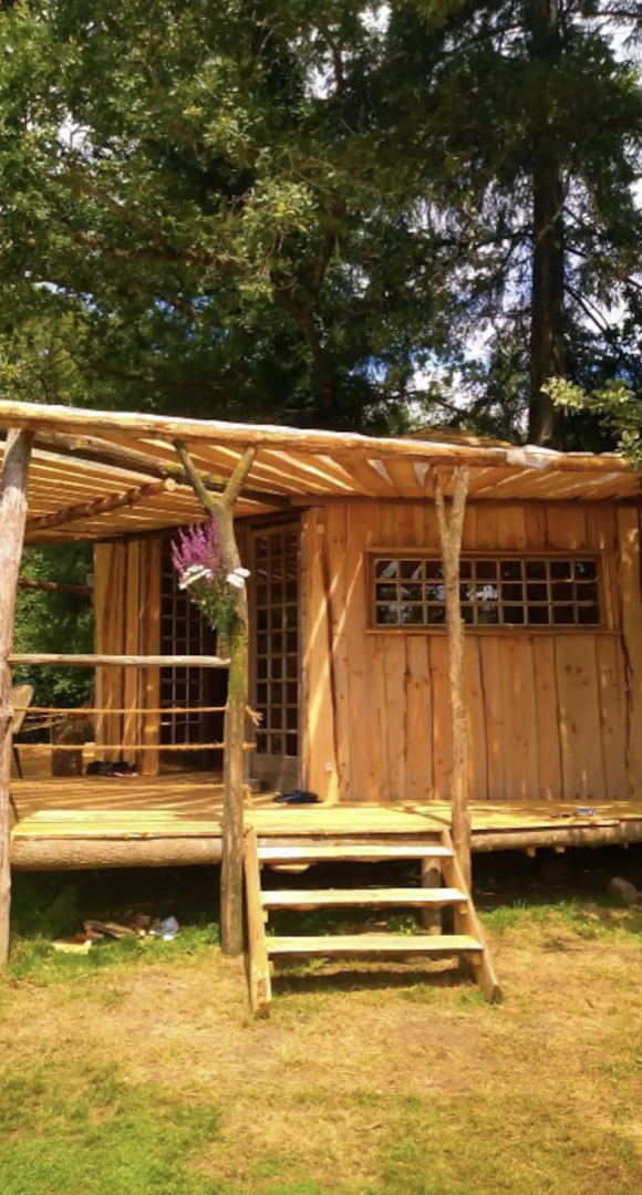 Cabane en bois perchée sur pilotis avec accès privé à la rivière 