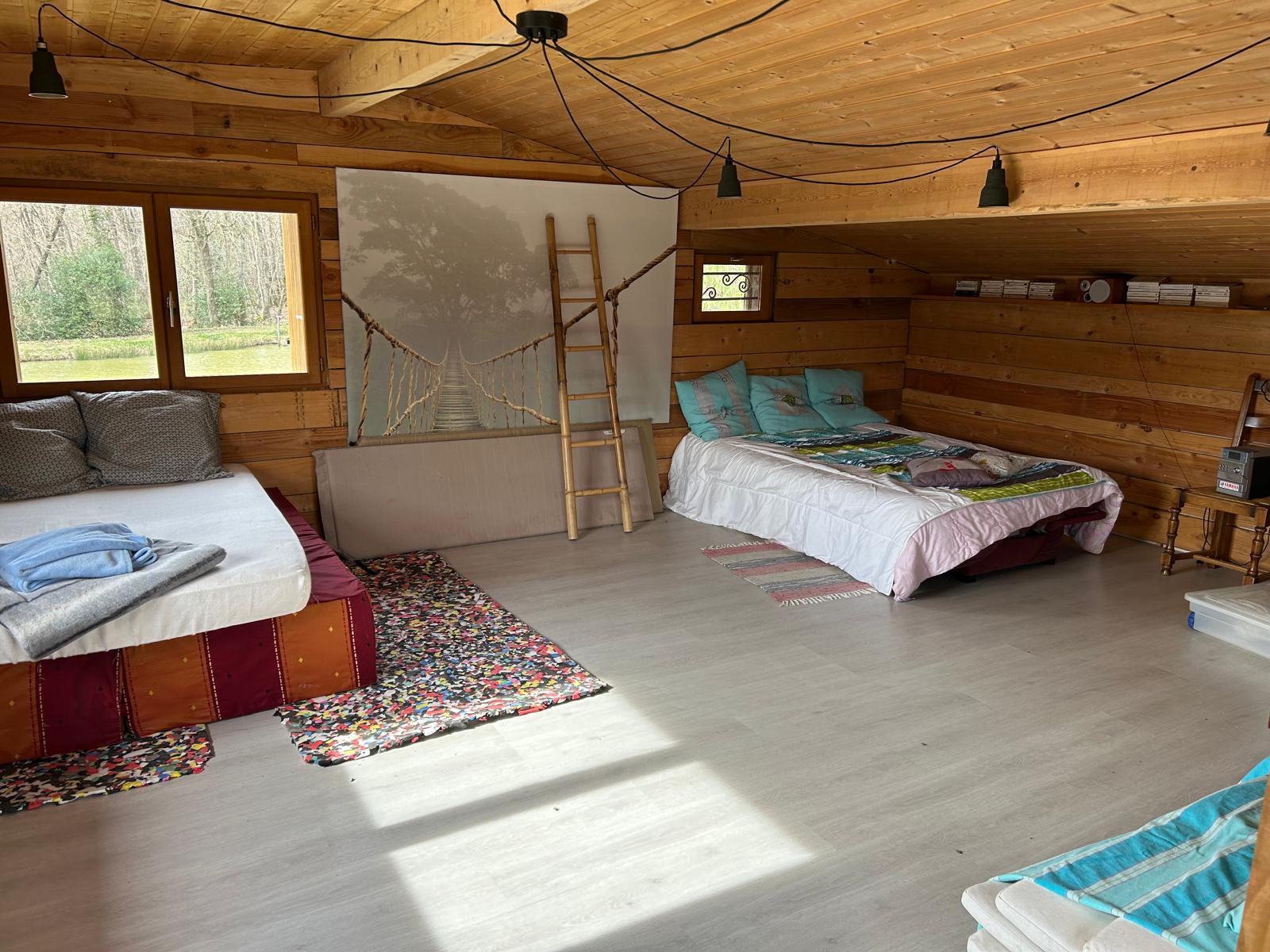 Chalet avec étang privé au cœur d’une propriété de 10 hectares 