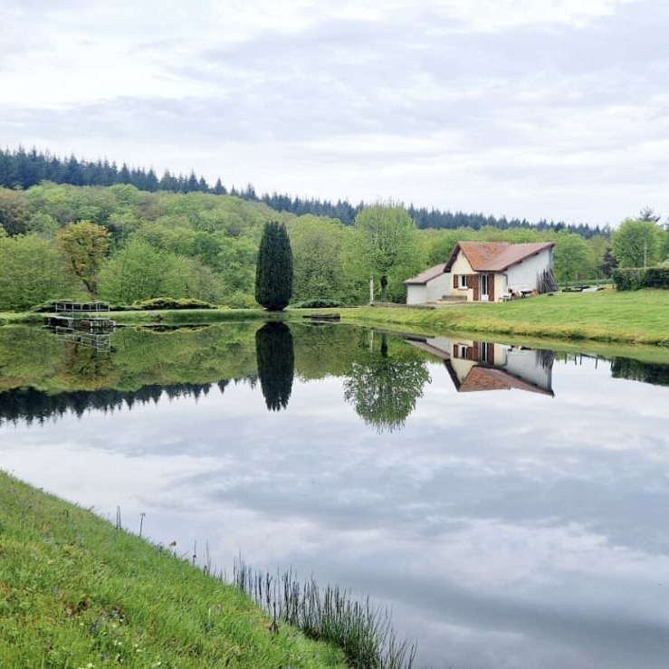 Maison tout équipée avec étang privé en Auvergne-Rhône-Alpes 