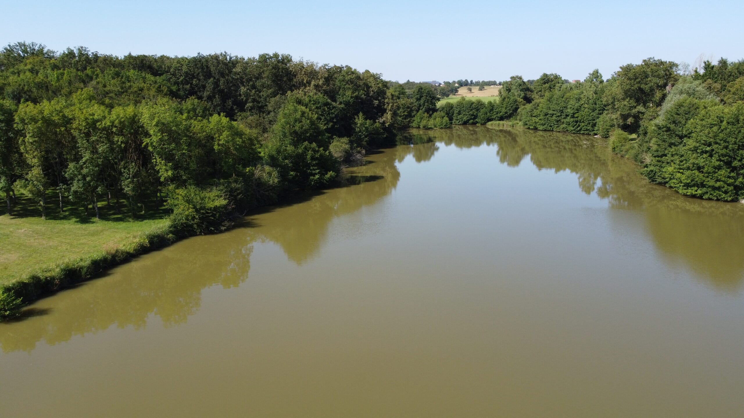 Etang de 3.5 Ha avec chalet 6 couchages dans une propriété de 10 Ha 
