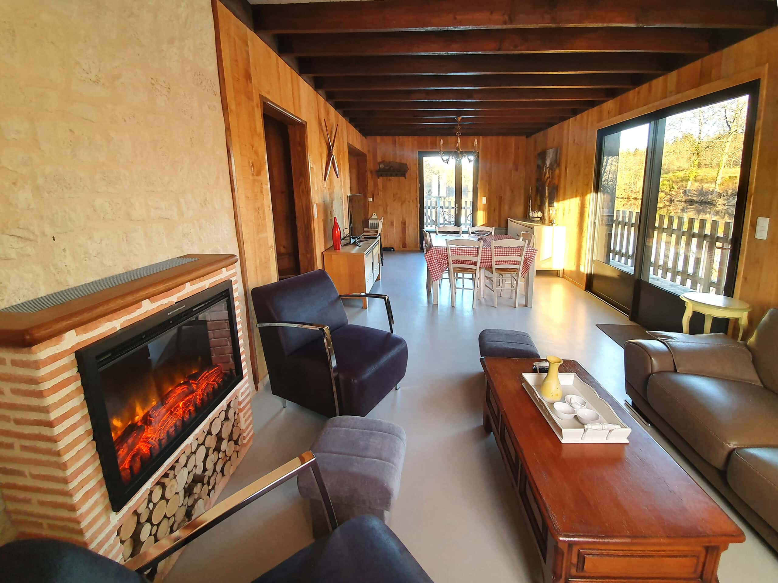 Chalet au bord de l’eau, terrasse sur pilotis sur étang de pêche privé en pleine nature en Dordogne 
