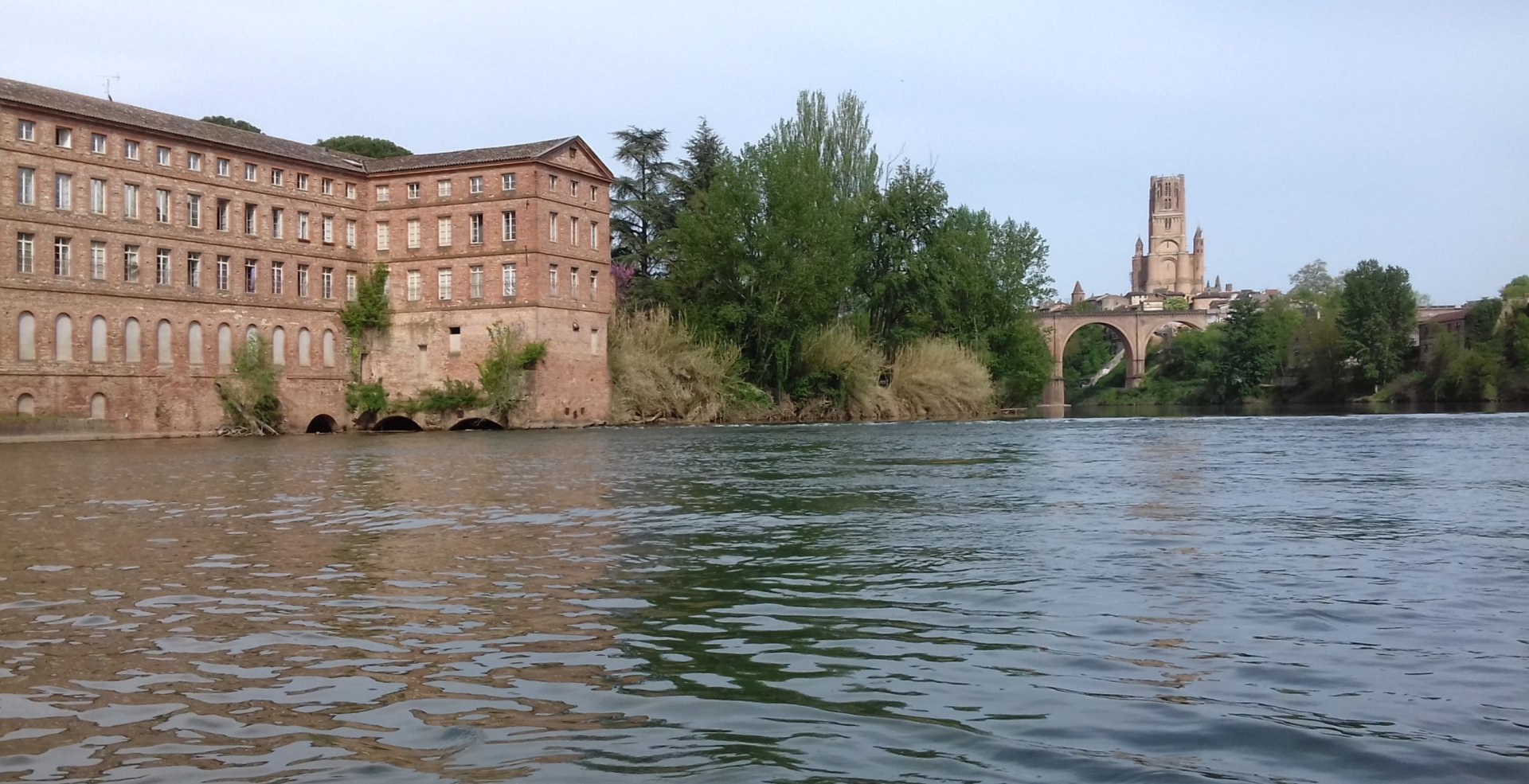 Séjour pêche Tarn-et-Garonne : maison au bord de l'eau avec bateaux
