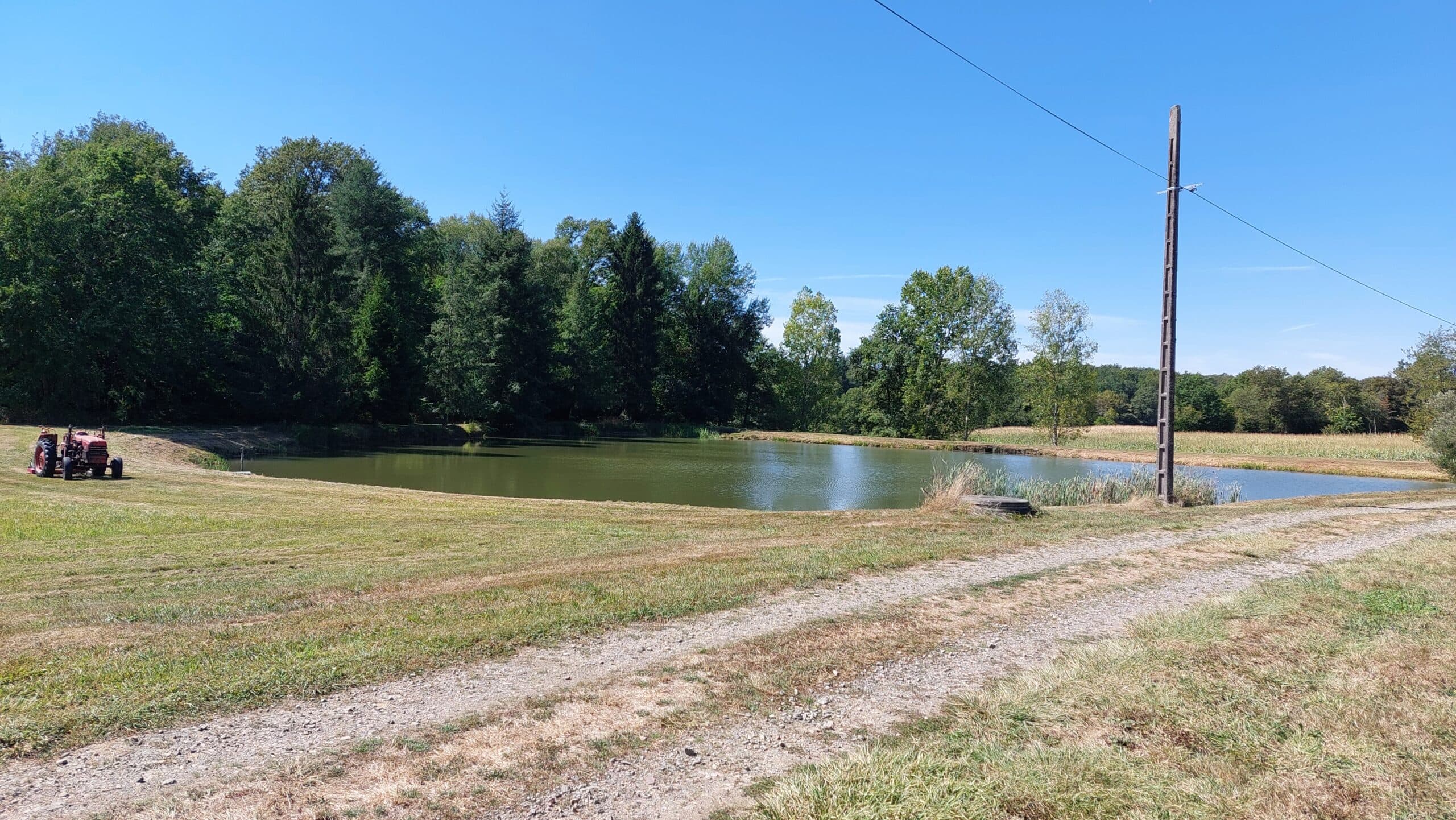 Etang au calme, pêche et détente avec terrain de pétanque 