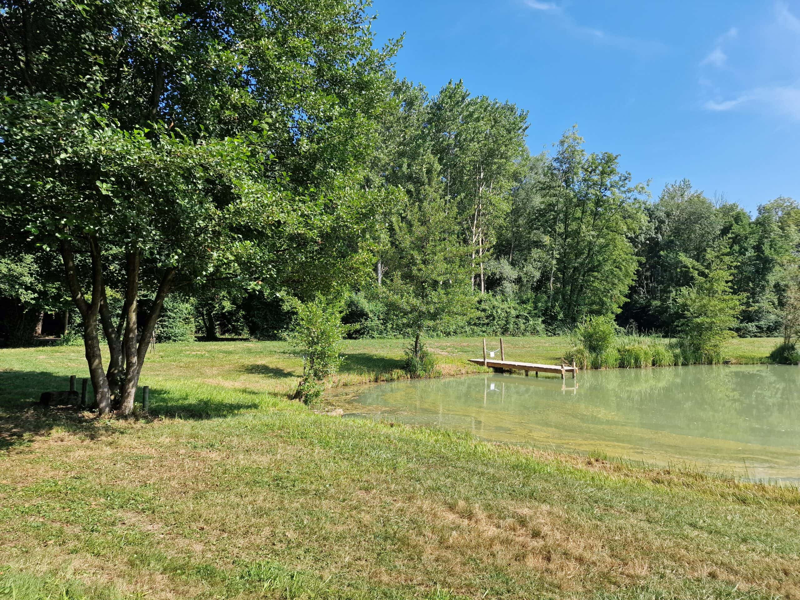 Coin nature au bord d’un étang avec cabane pour la journée 