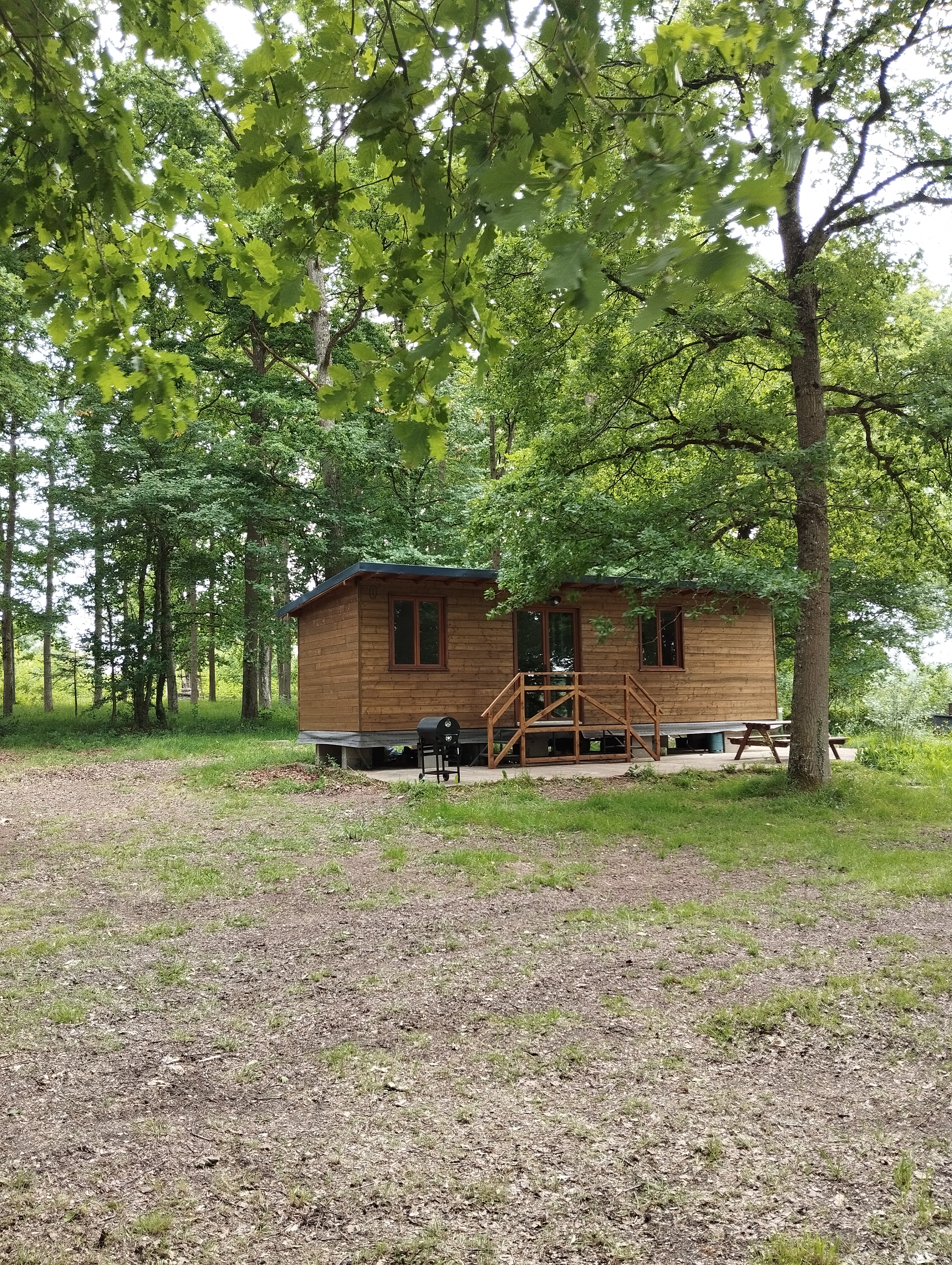 Étang de 2,5 hectares avec Bungalow jusqu'à 4 personnes et son poste de pêche pour 2 pêcheurs