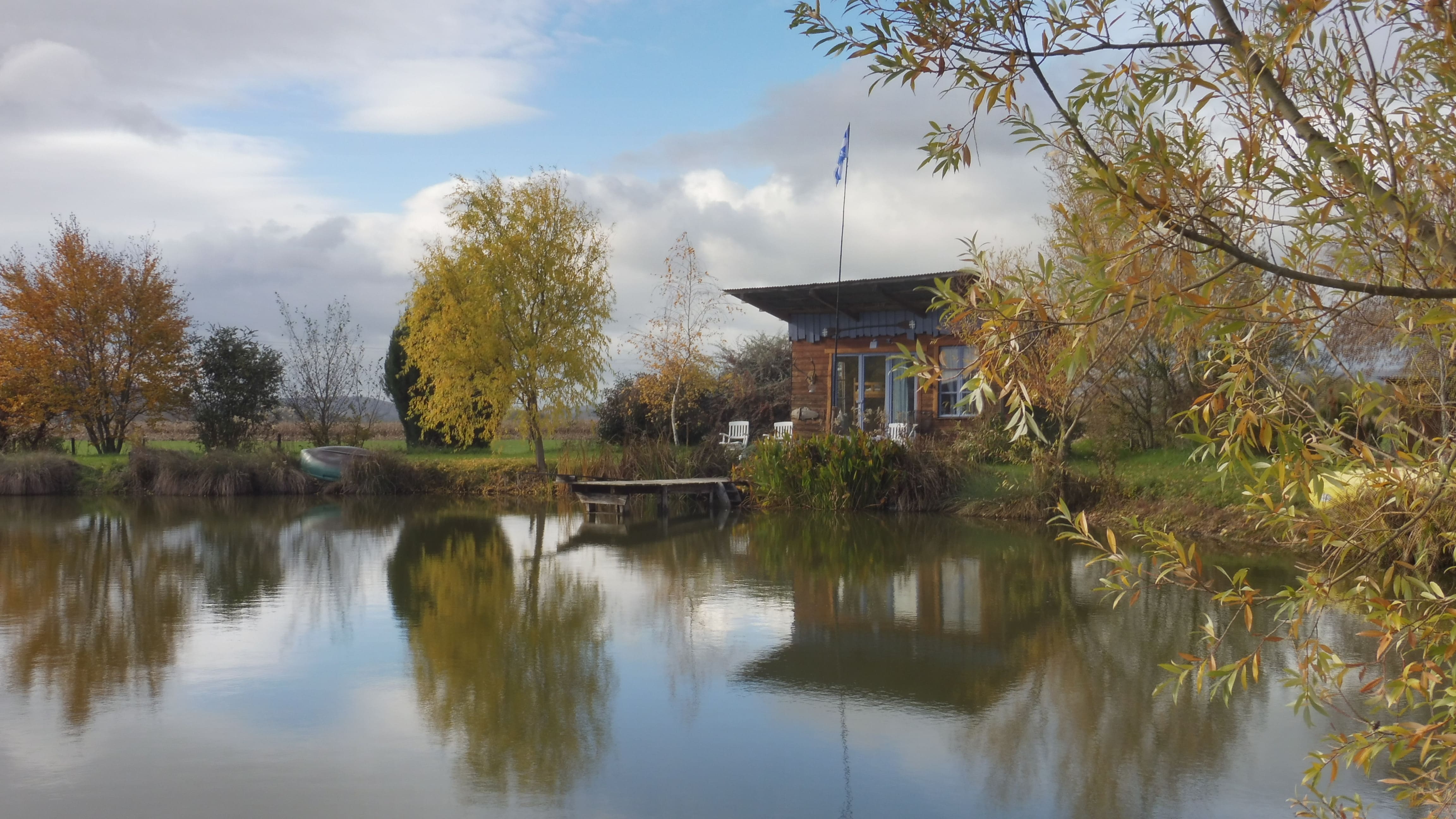 Location d'un étang avec sa cabane en bois à 1h de Lyon