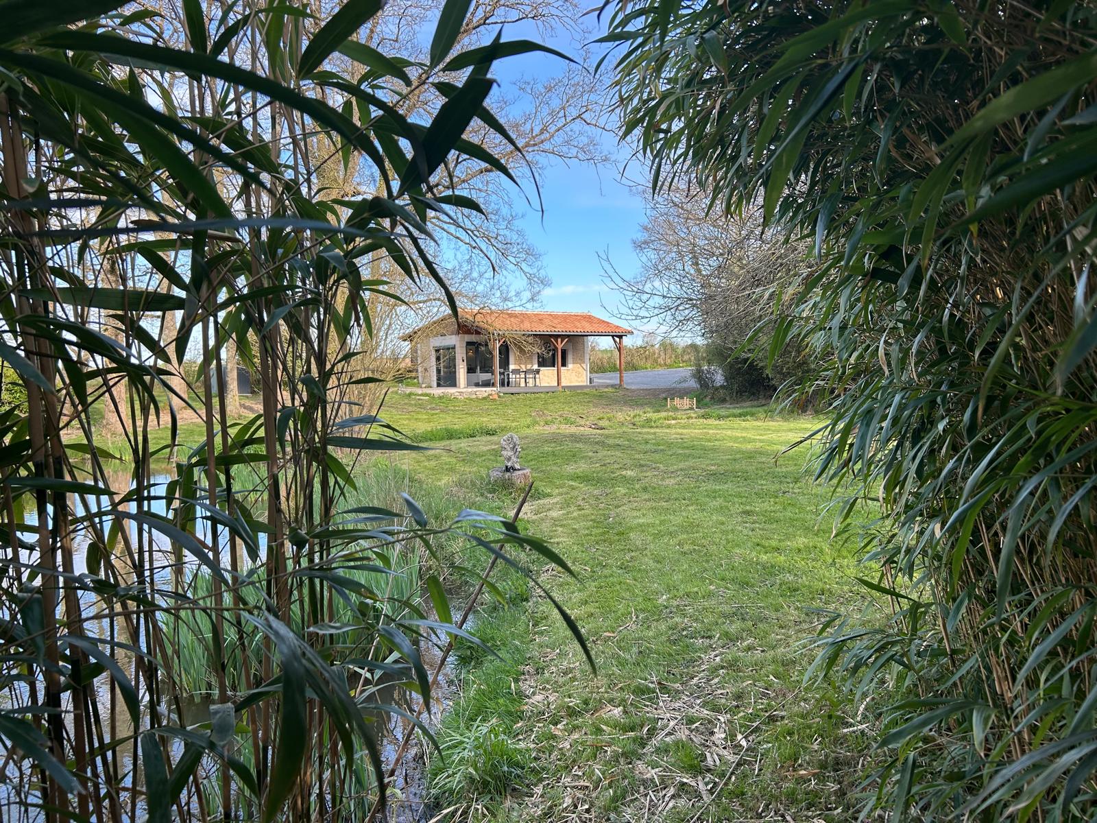 Etang avec son chalet en Nouvelle-Aquitaine 