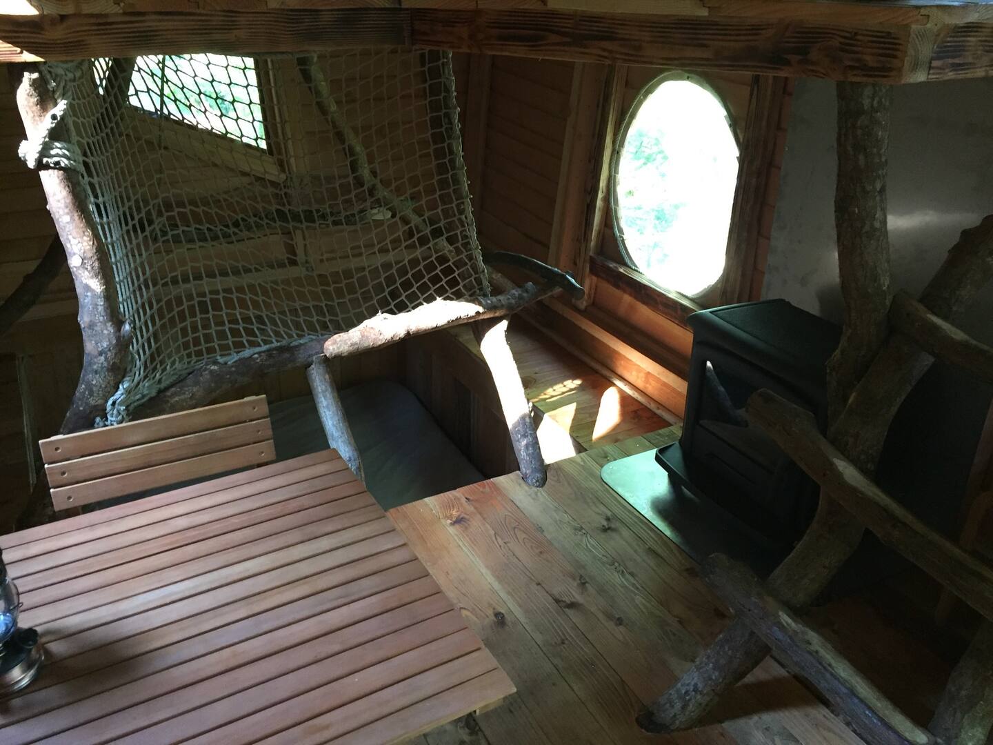 Maginifique cabane nichée dans les arcbres au bord de la rivière