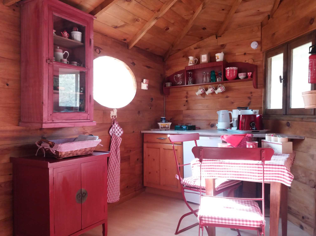 Cabane avec accès à une piscine et son étang privé de 1ha