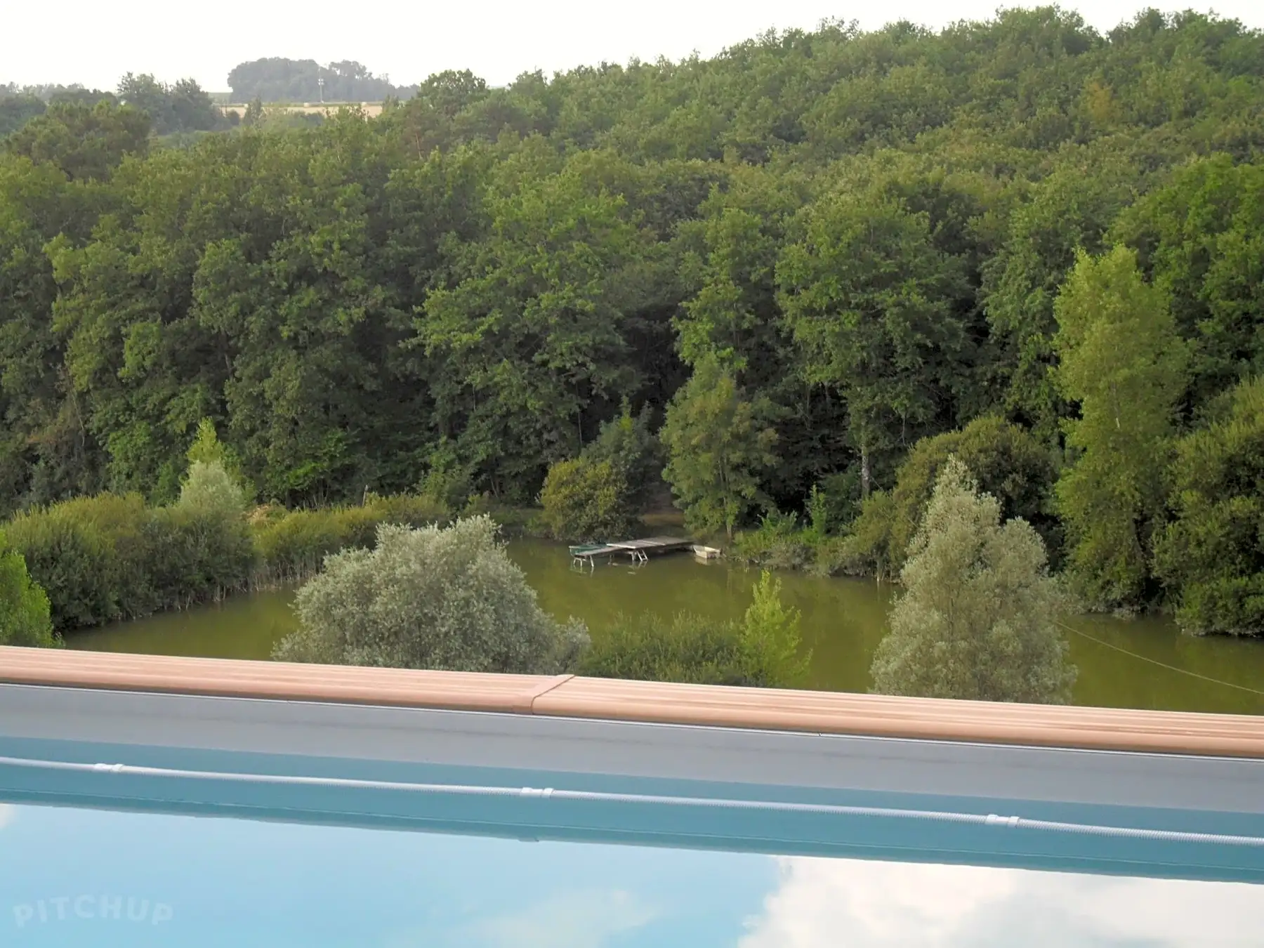 Cabane avec accès à une piscine et son étang privé de 1ha