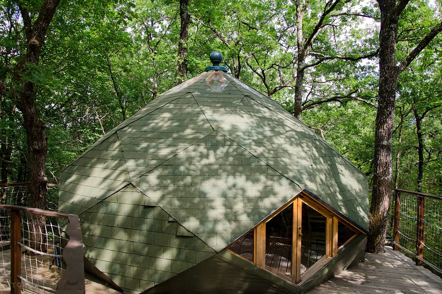 Cabane insolite en dôme avec accès à un étang et une piscine