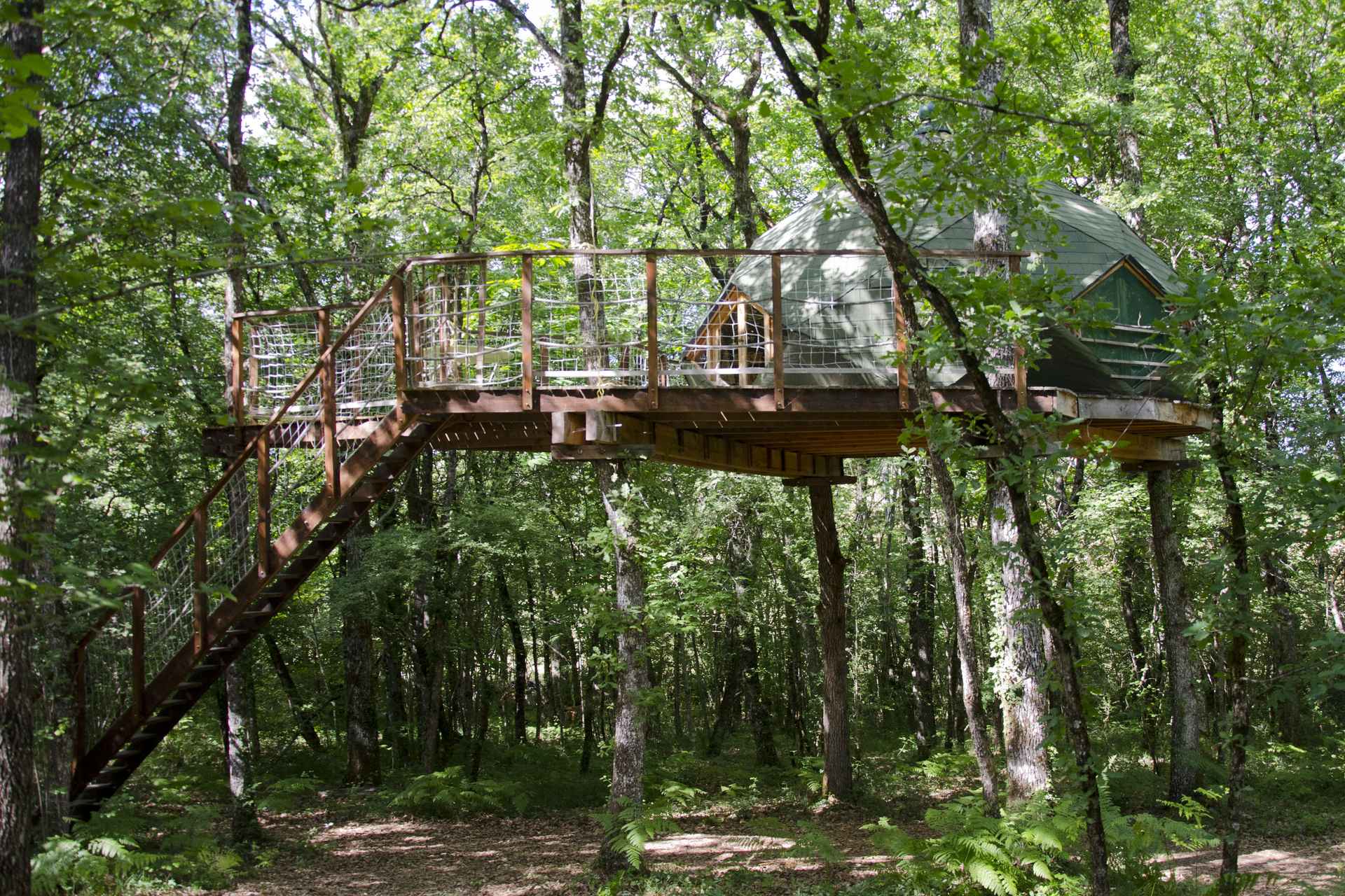 Cabane insolite en dôme avec accès à un étang et une piscine