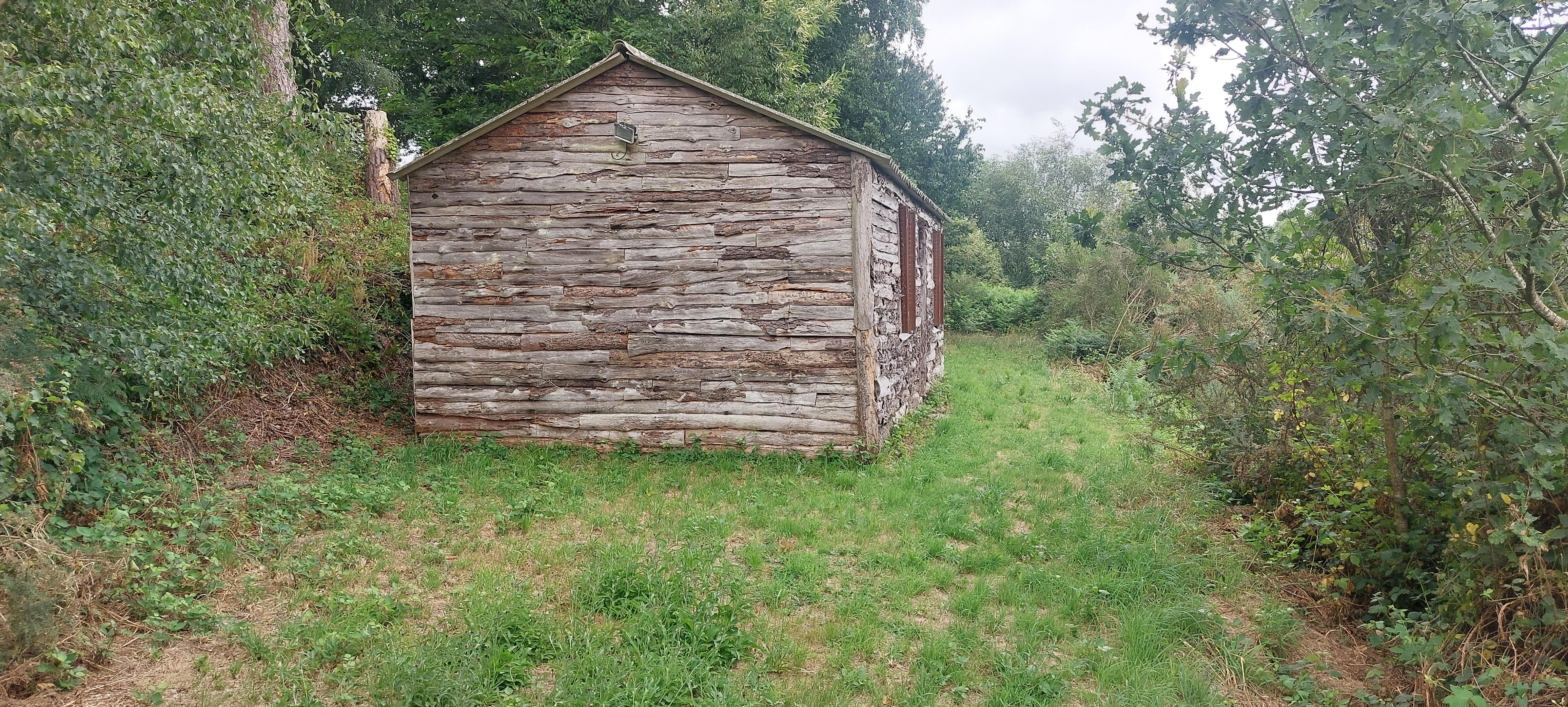 Etang avec cabanon