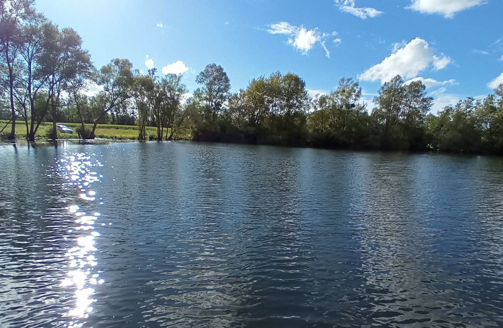 Camping et pêche : une évasion nature au bord de l'étang 